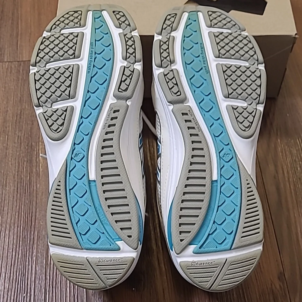 New Balance White and Sky Blue Athletic Shoes for women zise 10 used good condit